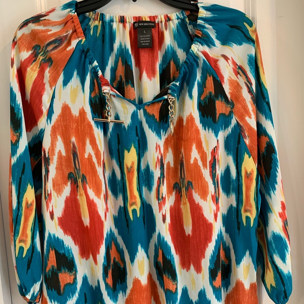 Cute silky blouse.